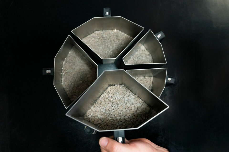 Jaw crusher with integrated divider - the containers removed from the divider together with their contents (crushed limestone)