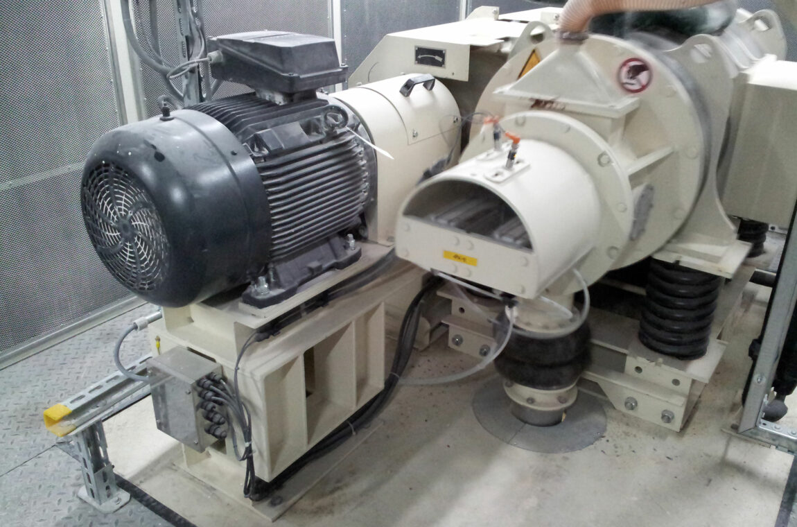 Eccentric vibrating mill ESM 504 1bs for mechanical activation in the field of metal-sugar complexes