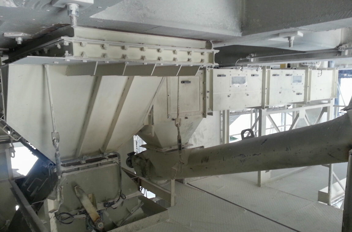 Side view of the LPN bucket sampler - this version is designed with an alternative drive variant. Area of application: Quicklime