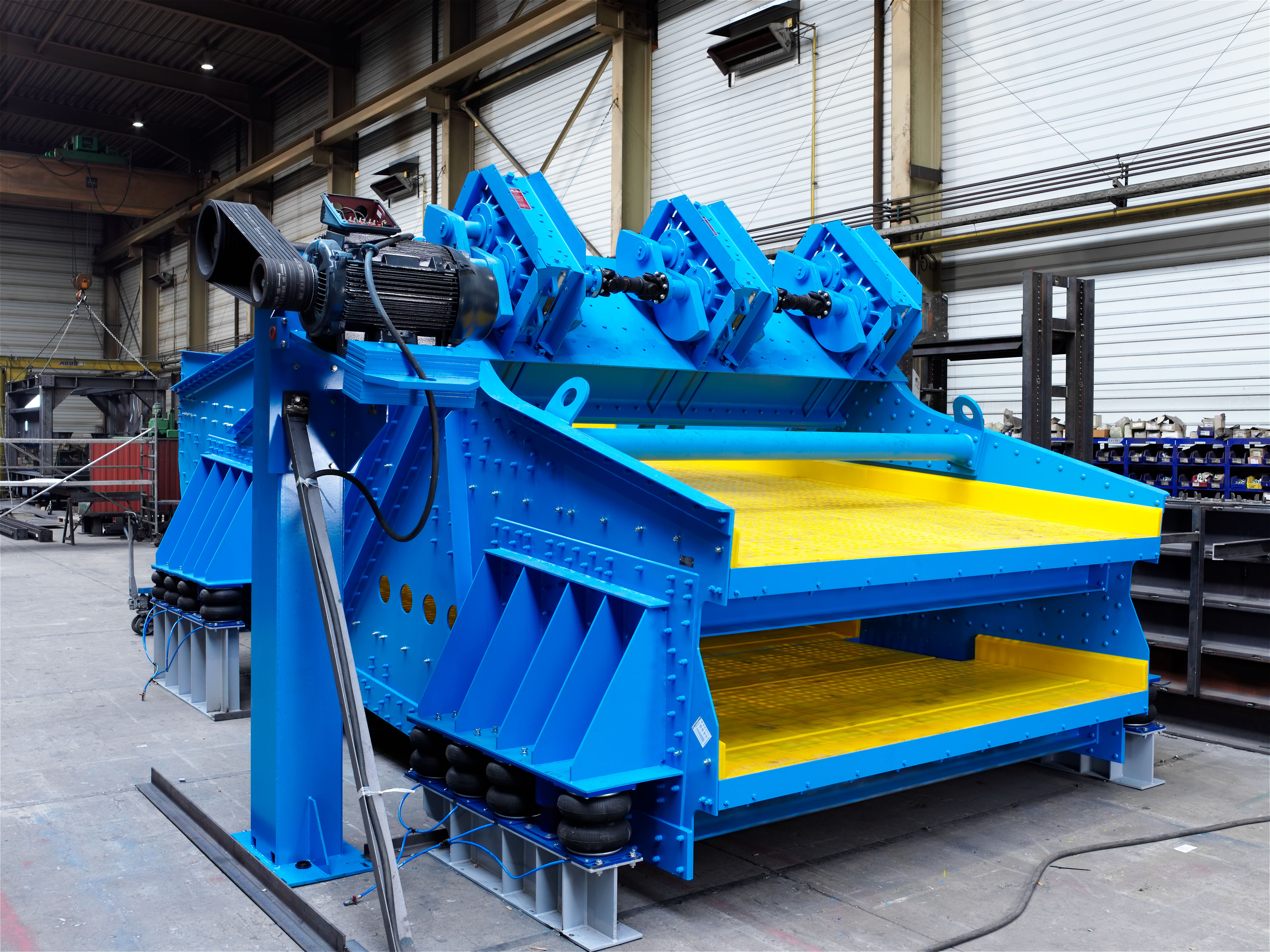 Dewatering screening machine