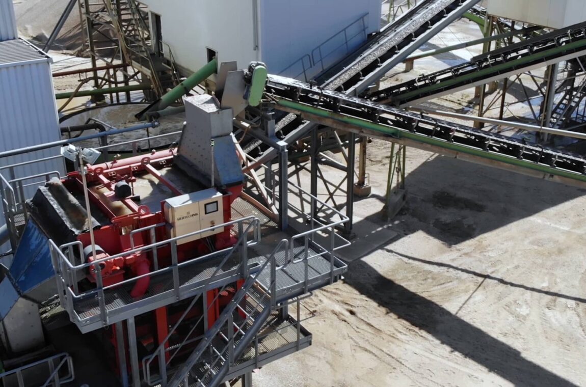 Setting machine in the gravel plant - view of the plant with conveyor belts