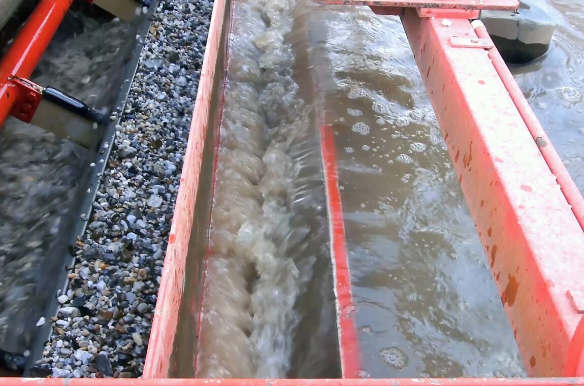 Setting machine for gravel - density sorting