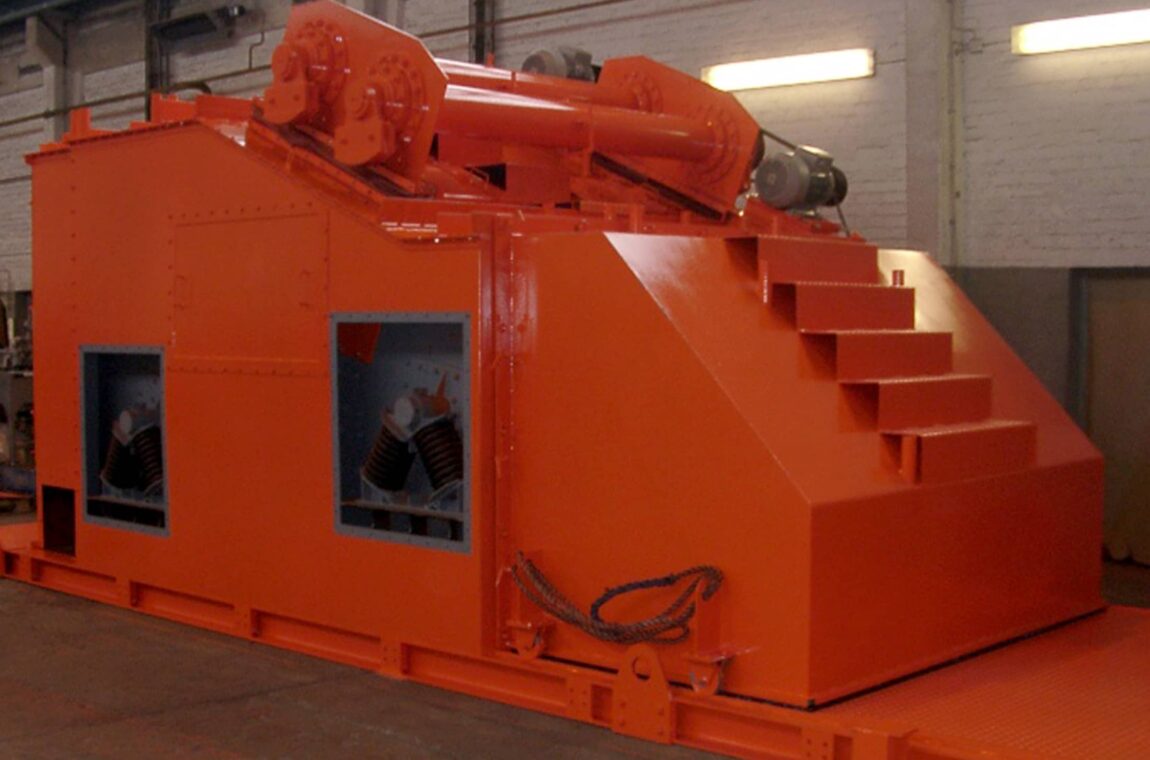 Linear vibrating screen as a hot mineral screening machine in the production hall in Mülheim an der Ruhr