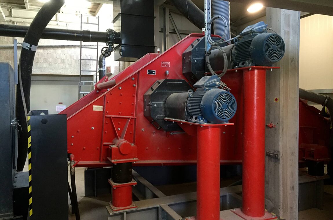 Linear vibrating screen DWS UE 15-40-I WS on site, i.e. installed in a system