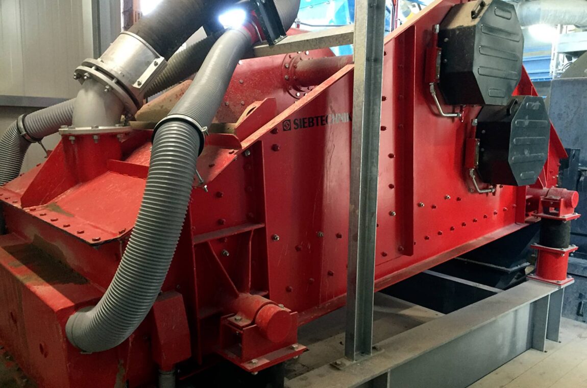 Linear vibrating screen DWS-UE 15-40-I WS on site, i.e. installed in the steel structure of a plant