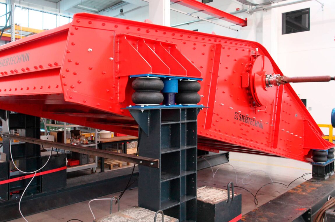 Air suspension circular vibratory screening machine - image from production