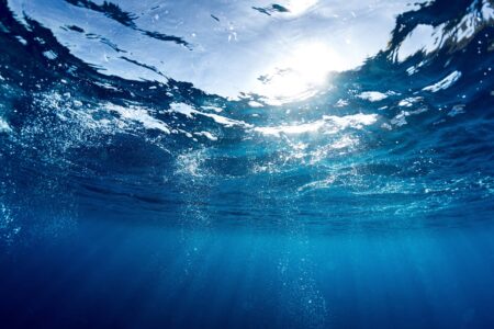 Sauberes Wasser – Unterwasseransicht, man blickt durch die Wasseroberfläche in den Himmel
