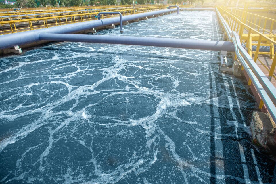Kläranlage – Abwasser in einem Becken