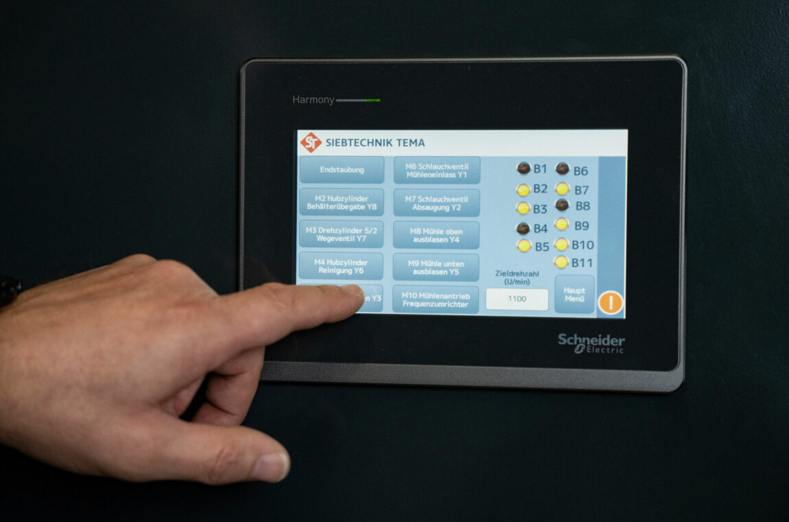 The automatic vibratory disk mill is operated using a touchscreen. The app offers extensive setting options, SOPs and more