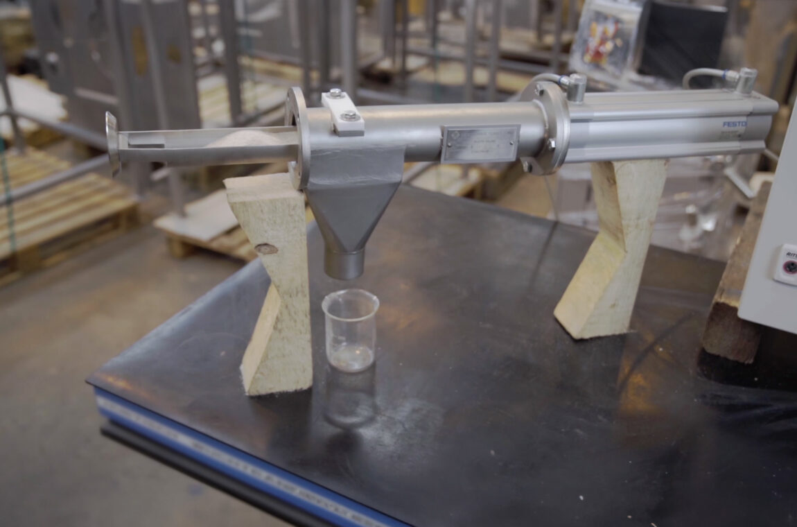 Piston insertion sampler