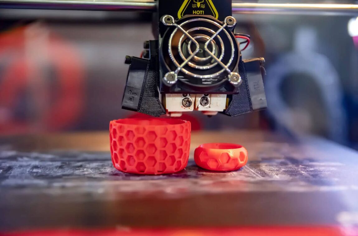 Applications of the Bulk Inspector - 3D printing / additive manufacturing - Component characterization - Here red plastic parts on the glass plate of the 3D printer above the print head with the warning "Hot", no plastic is currently escaping from the print head
