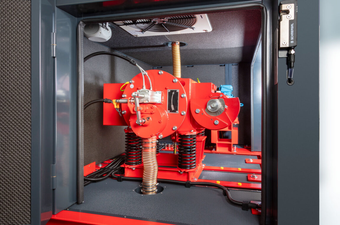 Eccentric vibrating mill ESM 234-1bs
View from the open side
View through the open door
with sound insulation, door lock, unbalance bearing, drive shaft, fan, pneumatic discharge