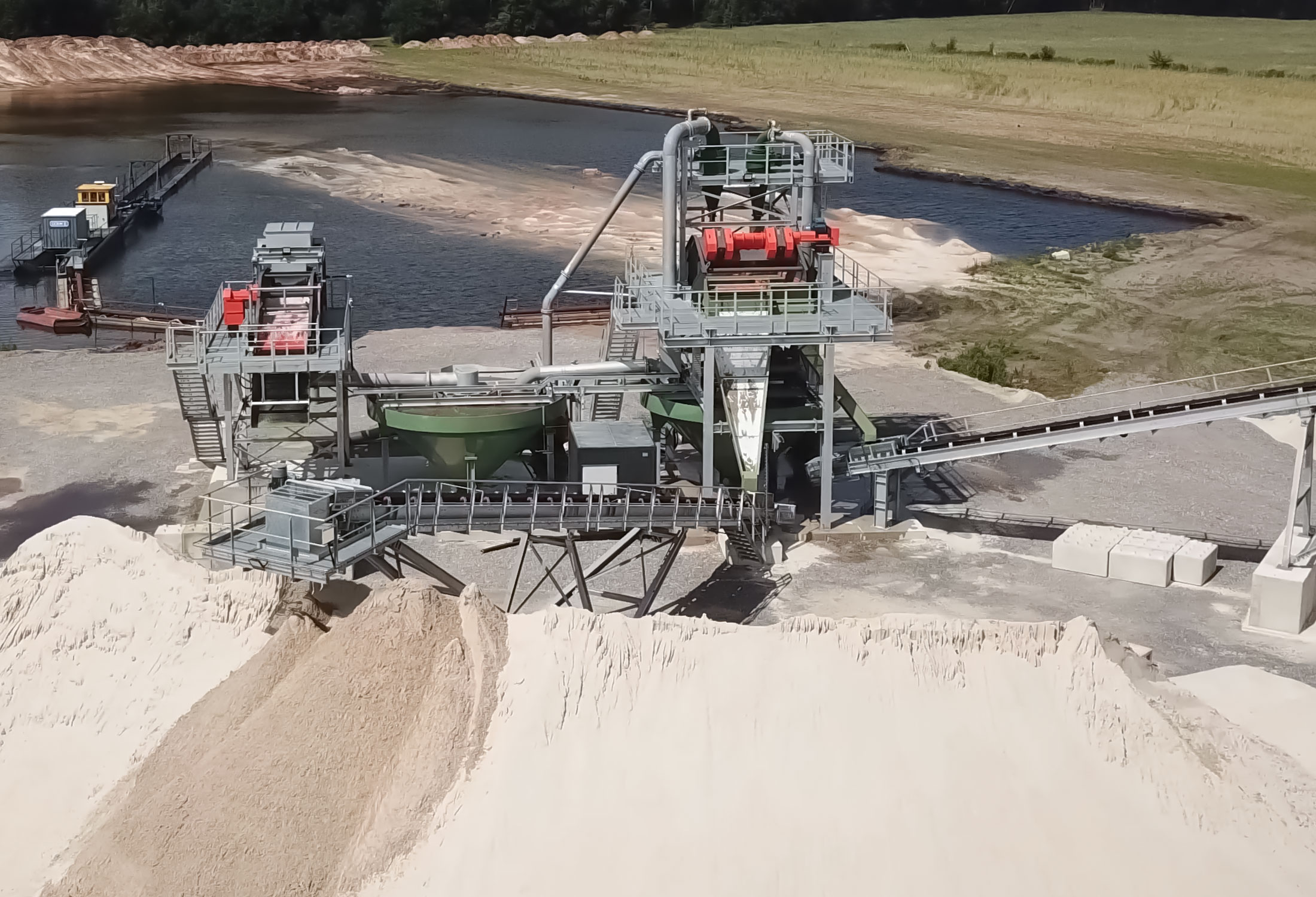 Screening machines from SIEBTECHNIK TEMA, screening media from STEINHAUS GmbH and pumps and cyclones from Multotec Europe. The process removes impurities from fine sand and recovers valuable coarse particles for ready-mixed concrete.